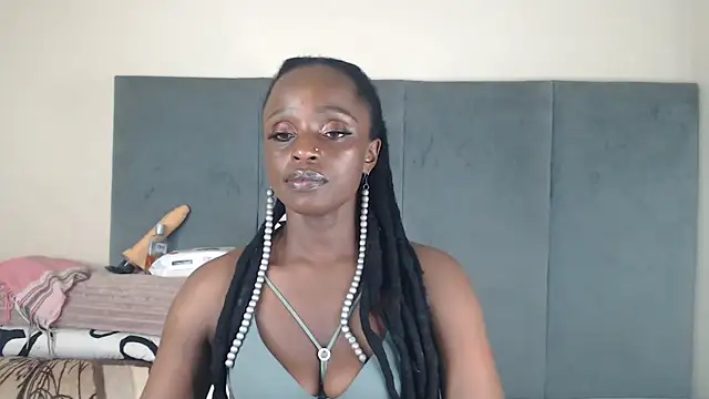 Snapshot of Jah-Queen chatting on 09/17/25, 05:59 Jah-Queen online show from 09/17/25, 05:59