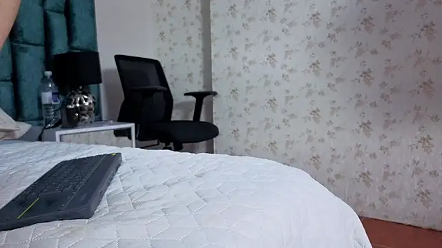 Emma Foxi online show from 12/18/25, 08:23