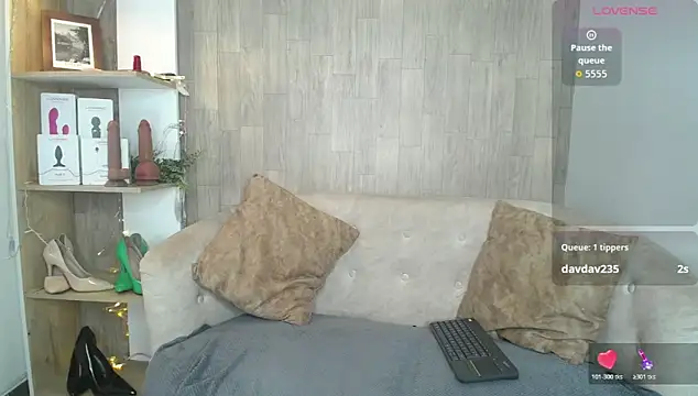 Snapshot of may_wood chatting on 04/23/26, 12:11 may wood online show from 04/23/26, 12:11
