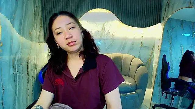 valentina r  online show from 12/18/25, 03:11