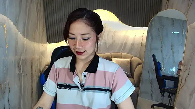 valentina r  online show from 11/18/25, 03:21