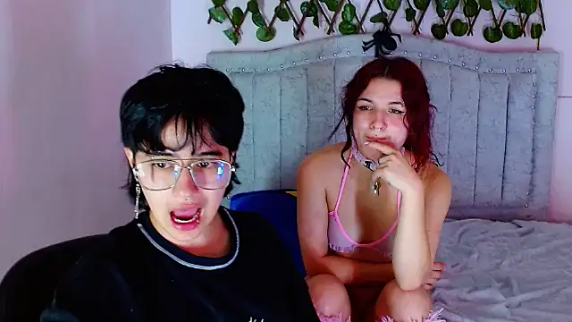 katalinathxandbritney1 online show from 12/15/25, 04:40