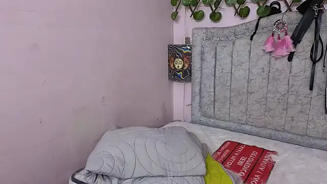 katalinathxandbritney1 online show from 10/01/25, 07:40