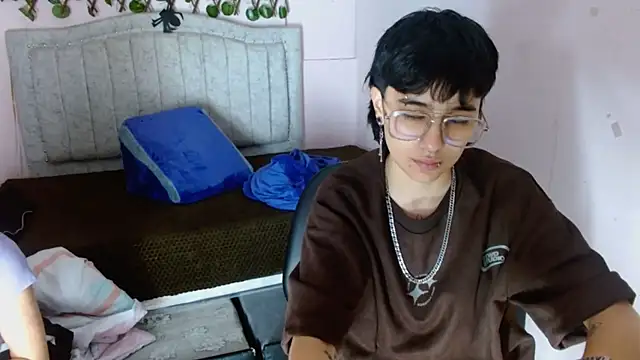 katalinathxandbritney1 online show from 12/20/25, 04:04