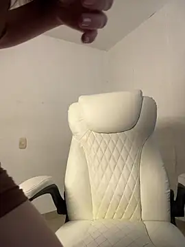 Snapshot of karinasantos_ chatting on 02/25/26, 02:06 karinasantos online show from 02/25/26, 02:06