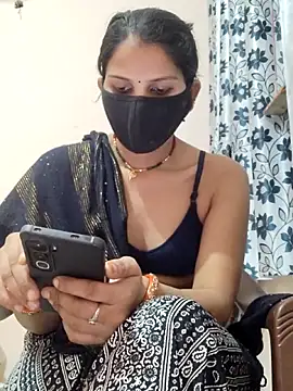 poojam93 online show from 12/18/25, 10:08