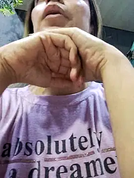 Snapshot of CristalHeart_ chatting on 10/28/25, 12:11 CristalHeart online show from 10/28/25, 12:11