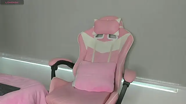 kendal hot01 online show from 11/06/25, 11:47