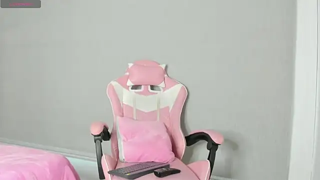 kendal hot01 online show from 11/14/25, 11:58