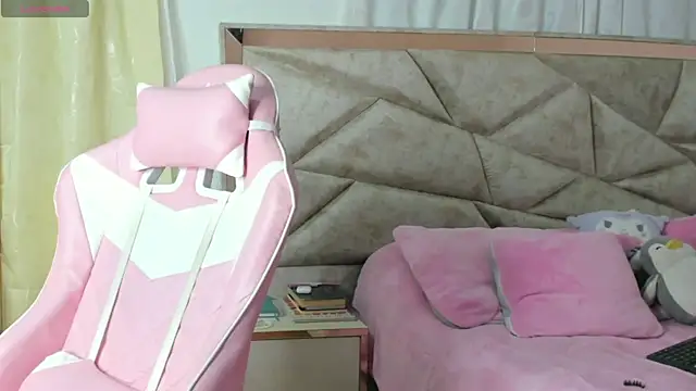 kendal hot01 online show from 10/30/25, 12:14