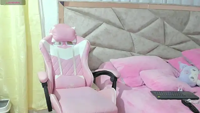 kendal hot01 online show from 11/01/25, 11:04