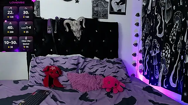 Snapshot of mayaREDdoll chatting on 10/31/25, 05:37 mayaREDdoll online show from 10/31/25, 05:37