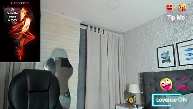 Snapshot of sweet__vanessa1 chatting on 10/18/25, 04:58 sweet vanessa1 online show from 10/18/25, 04:58