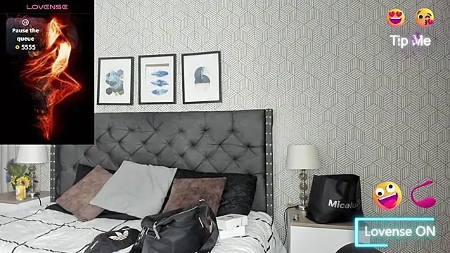 Snapshot of sweet__vanessa1 chatting on 10/17/25, 03:54 sweet vanessa1 online show from 10/17/25, 03:54