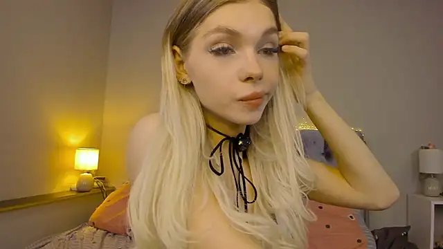 Snapshot of Blondy_Fina chatting on 06/20/26, 06:18 Blondy Fina online show from 06/20/26, 06:18