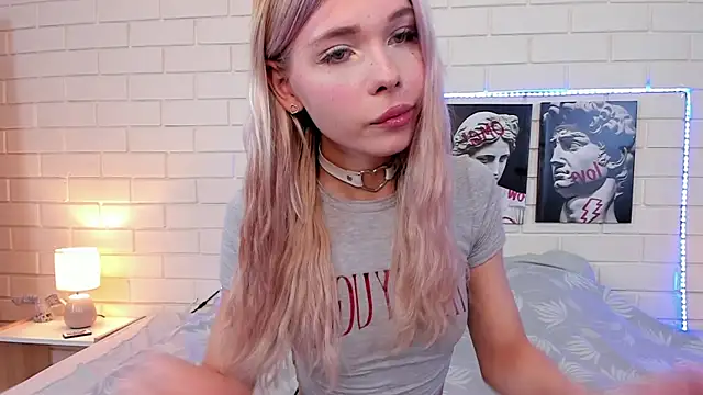 Snapshot of Blondy_Fina chatting on 09/14/25, 04:57 Blondy Fina online show from 09/14/25, 04:57