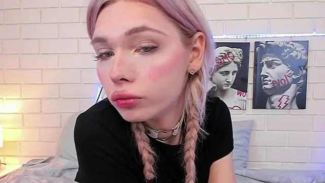 Snapshot of Blondy_Fina chatting on 09/15/25, 04:46 Blondy Fina online show from 09/15/25, 04:46