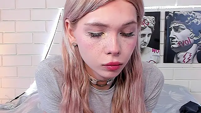 Snapshot of Blondy_Fina chatting on 09/10/25, 04:44 Blondy Fina online show from 09/10/25, 04:44