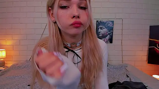 Snapshot of Blondy_Fina chatting on 10/02/25, 04:49 Blondy Fina online show from 10/02/25, 04:49