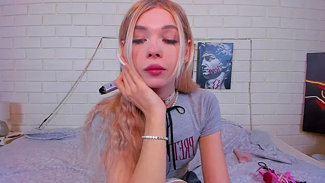Snapshot of Blondy_Fina chatting on 10/05/25, 04:47 Blondy Fina online show from 10/05/25, 04:47
