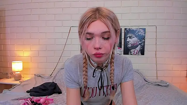 Snapshot of Blondy_Fina chatting on 09/22/25, 05:02 Blondy Fina online show from 09/22/25, 05:02