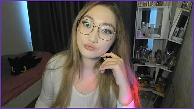 lyra x online show from 10/27/25, 04:57