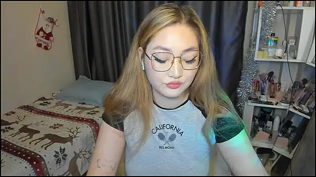 lyra x online show from 12/18/25, 08:23