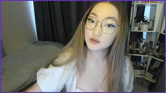 Snapshot of lyra_x chatting on 10/18/25, 04:47 lyra x online show from 10/18/25, 04:47