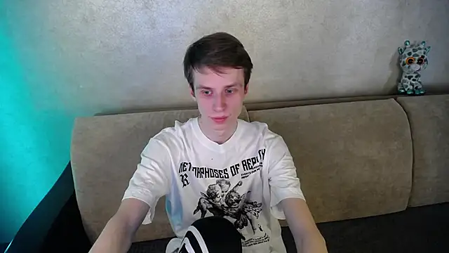 yes cute boy  online show from 03/18/26, 12:19