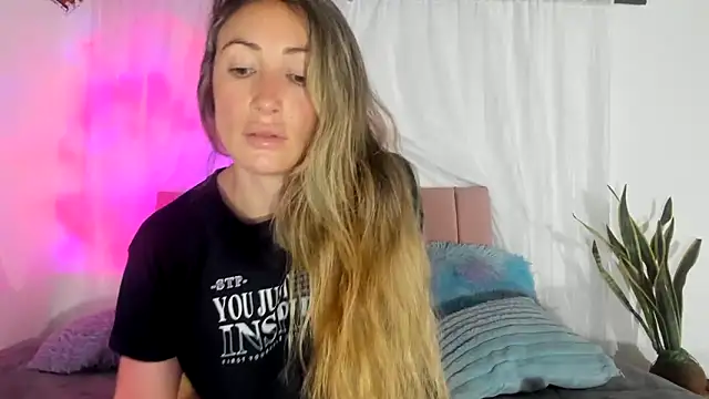 Tania xw online show from 11/18/25, 12:59