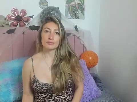 Tania xw online show from 10/31/25, 01:41