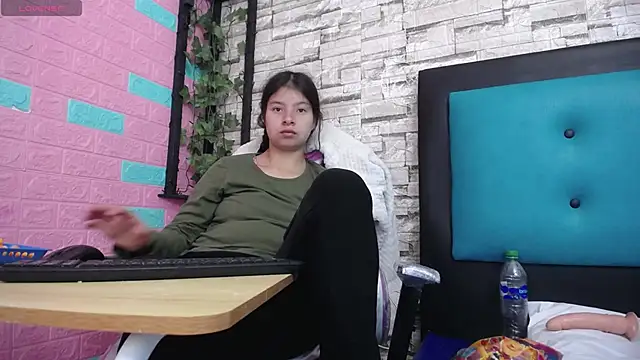 Snapshot of maily_can chatting on 11/23/25, 12:26 maily can online show from 11/23/25, 12:26