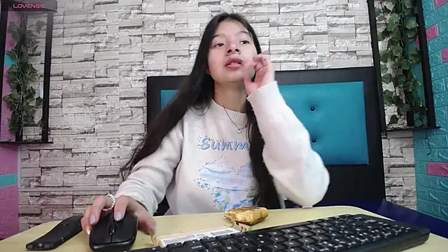 Snapshot of maily_can chatting on 09/22/25, 12:44 maily can online show from 09/22/25, 12:44