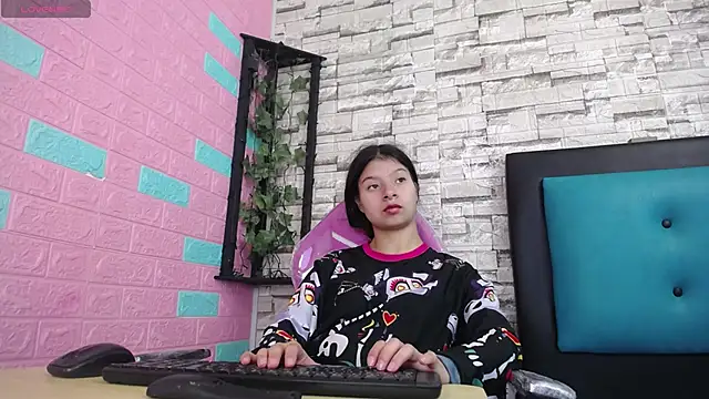 Snapshot of maily_can chatting on 11/25/25, 12:49 maily can online show from 11/25/25, 12:49