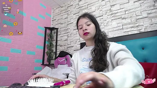 Snapshot of maily_can chatting on 10/31/25, 12:57 maily can online show from 10/31/25, 12:57