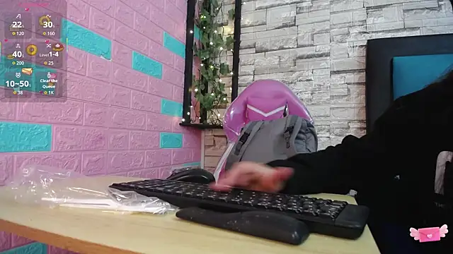 Snapshot of maily_can chatting on 11/12/25, 01:04 maily can online show from 11/12/25, 01:04