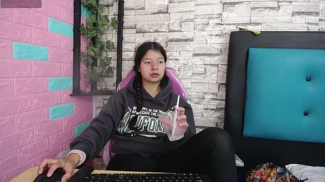 Snapshot of maily_can chatting on 11/24/25, 01:11 maily can online show from 11/24/25, 01:11