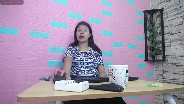 Snapshot of maily_can chatting on 11/27/25, 12:49 maily can online show from 11/27/25, 12:49