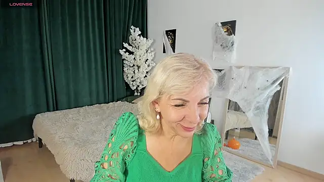 LiliaMoons online show from 10/29/25, 09:52