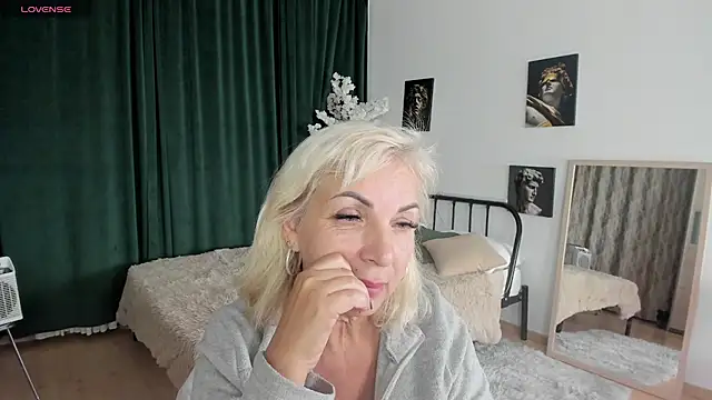 LiliaMoons online show from 10/13/25, 11:34