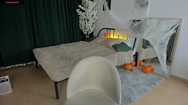 LiliaMoons online show from 10/31/25, 10:23