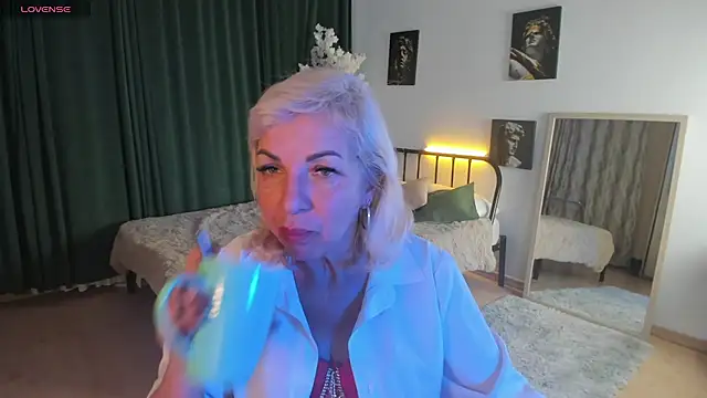 LiliaMoons online show from 10/21/25, 11:09