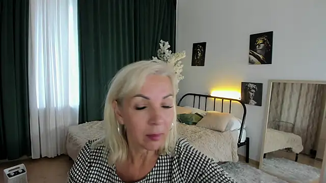 LiliaMoons online show from 10/06/25, 08:37