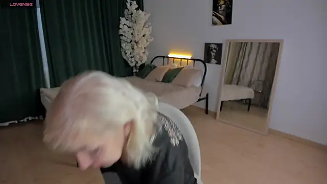 LiliaMoons online show from 11/18/25, 09:34