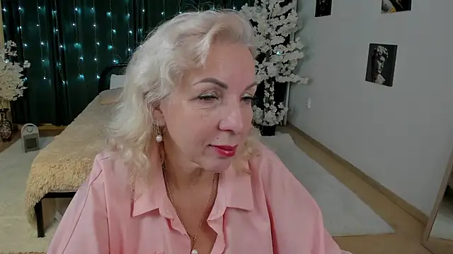 LiliaMoons online show from 12/15/25, 09:48