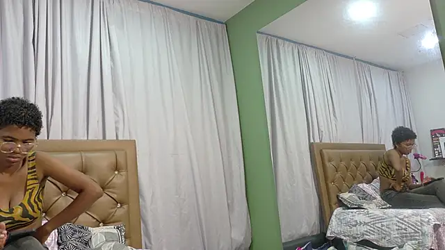 Snapshot of didoelizabeth chatting on 10/24/25, 12:59 didoelizabeth online show from 10/24/25, 12:59