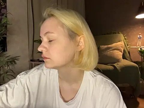 Snapshot of MoonIvy_ chatting on 06/14/26, 07:48 MoonIvy online show from 06/14/26, 07:48
