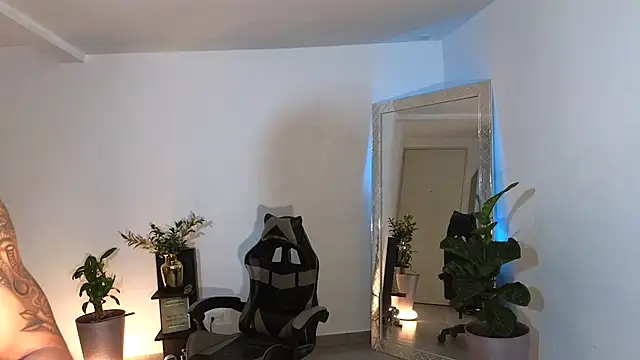 Snapshot of Wyatt_Rose chatting on 10/01/25, 12:38 Wyatt Rose online show from 10/01/25, 12:38
