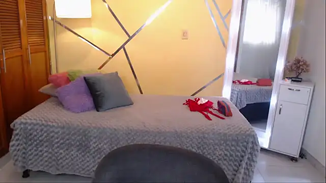 shirleyrojas online show from 10/18/25, 07:49
