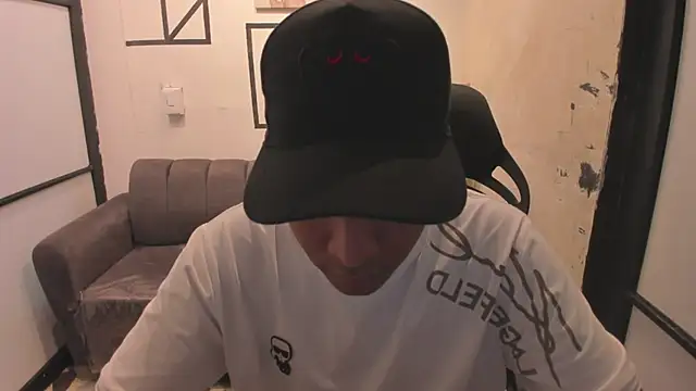 Snapshot of IsaacBlack_ chatting on 09/23/25, 04:41 IsaacBlack online show from 09/23/25, 04:41